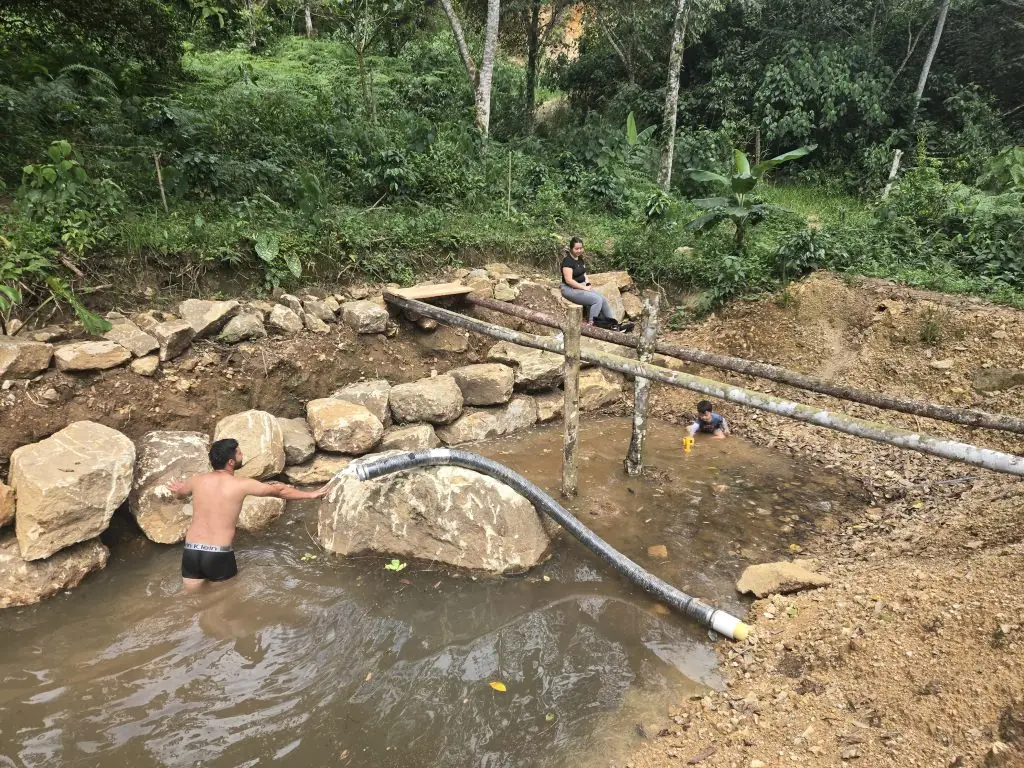 sistema hidrológico: Un sistema hidrológico es el circuito cerrado que mueve el agua por todo el planeta. Funciona como una máquina perfecta impulsada por el sol y la gravedad.